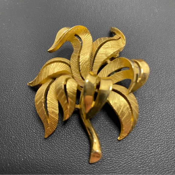 Crown Trifari Jewelry - Vintage Crown Trifari Brooch Brushed Gold Tone Textured Ribbon Leaf